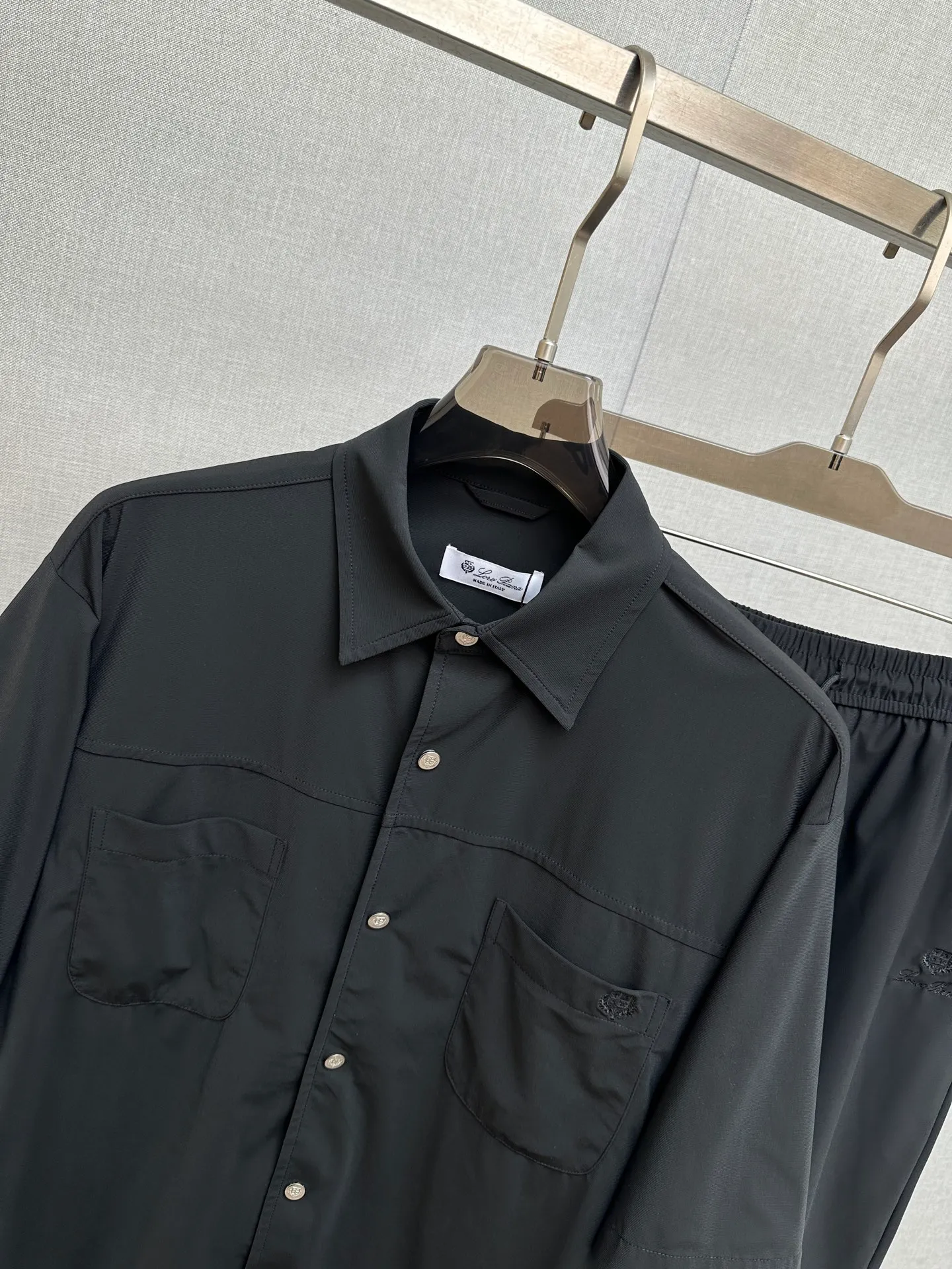 The LP New Arrival casual suit has exquisite and high-end details and a full sense of luxury. Customized Premium fabric, the upper body is crisp and stylish, comfortable and not tight. The clean and neat tailoring is full of urban style. You will feel good when you wear it. It is the first choice for Premium fashionistas. The upper body effect is super good! Sizes:M-3XL